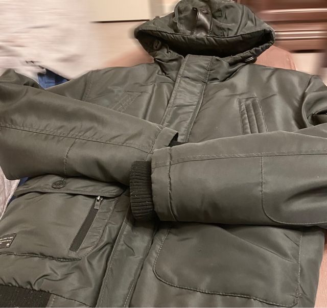 Giubbotto piumino uomo. Nero con zip e bottoni