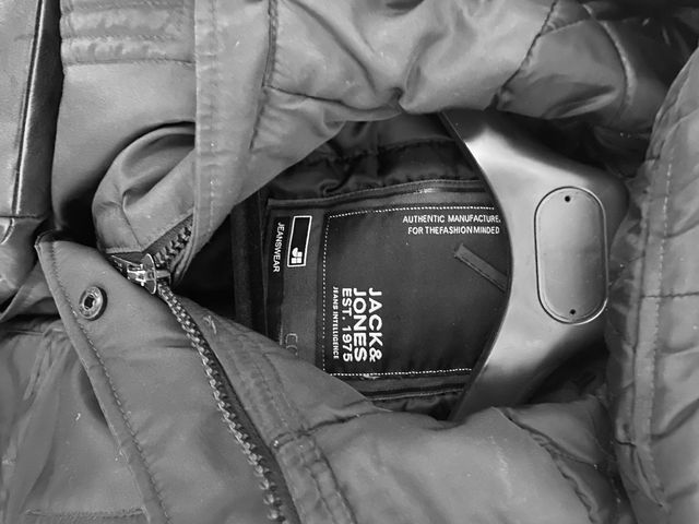 Giubbotto piumino uomo. Nero con zip e bottoni