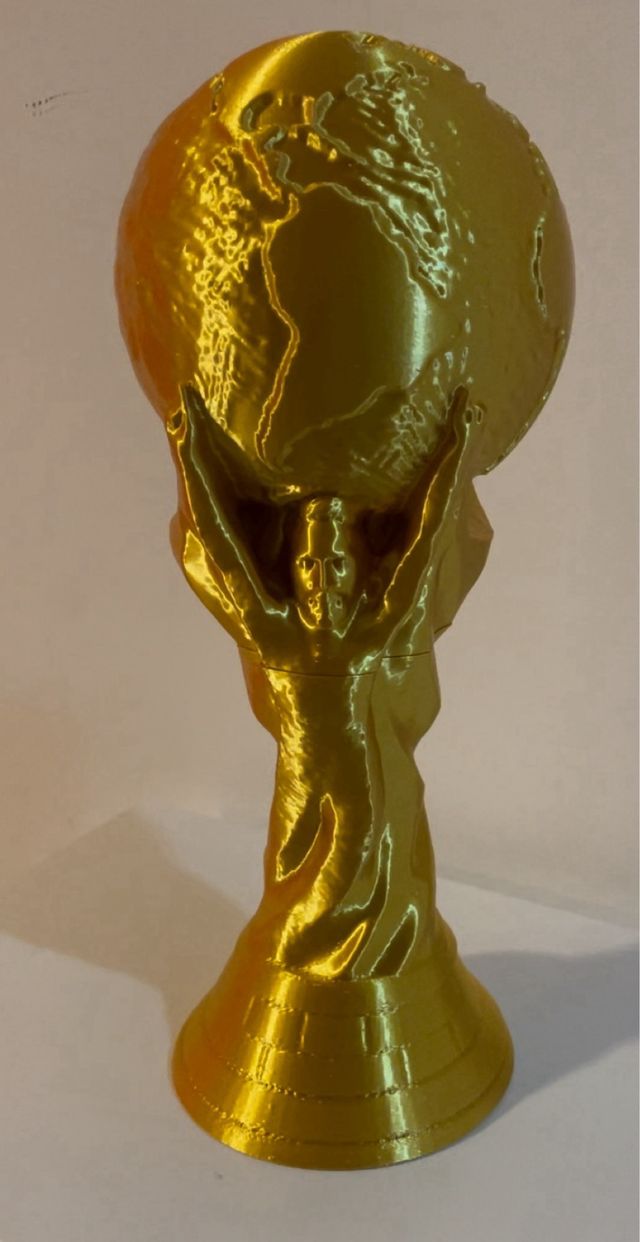 Trofeo copa del mundo con la cara de Messi