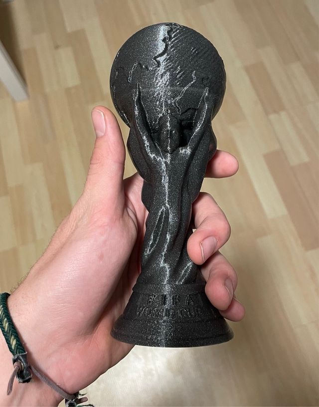 Trofeo copa del mundo con la cara de Messi