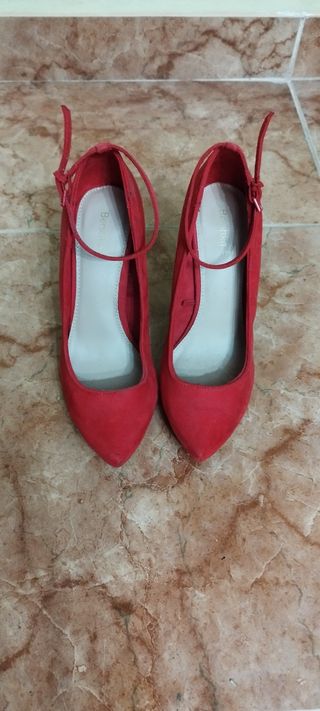 Zapato rojo tacon. Bershka.talla 37.