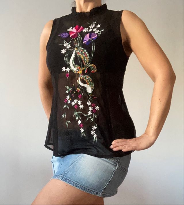 Top nero ricamato Guess