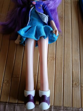 Muñeca Piny Lilith Famosa + Enchantimals Mattel