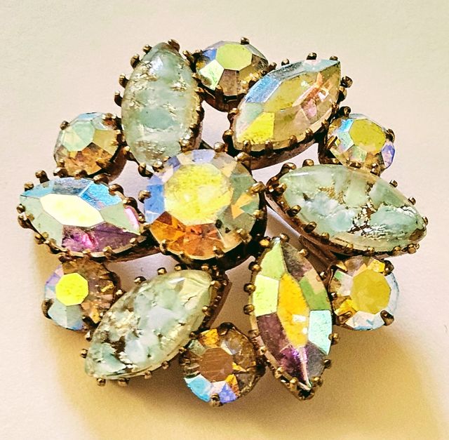 Broche de cristal. 3,5 cm.