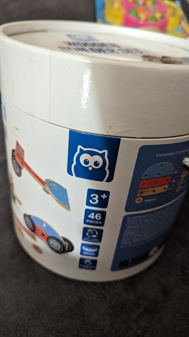 Wooden builder set. Eurekakids