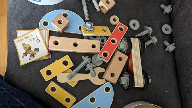 Wooden builder set. Eurekakids