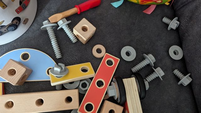 Wooden builder set. Eurekakids