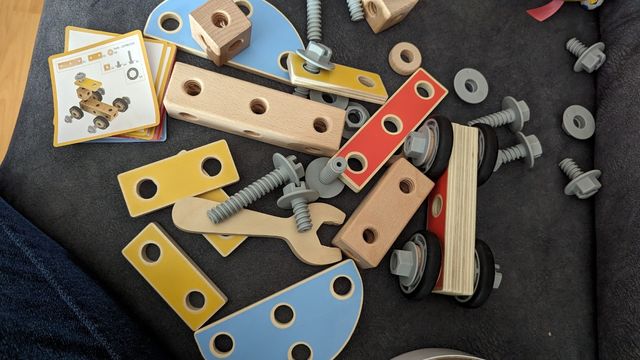 Wooden builder set. Eurekakids