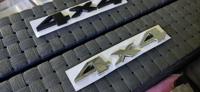 Emblema adesivo 4X4, preto e prata 