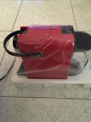 Cafetera Nespresso Inissia roja