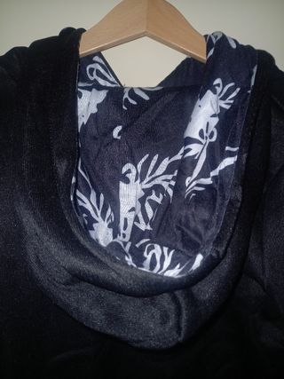 Vestido negro capucha