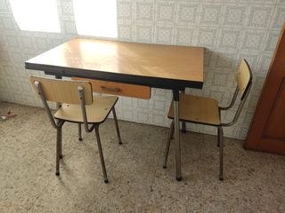 Mesa extensible y dos sillas