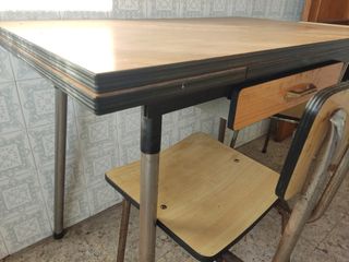 Mesa extensible y dos sillas