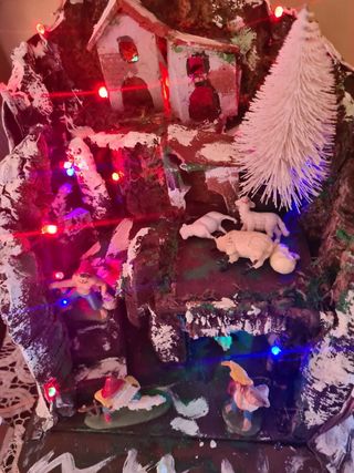 Presepe natalizio completo di luci e pastori