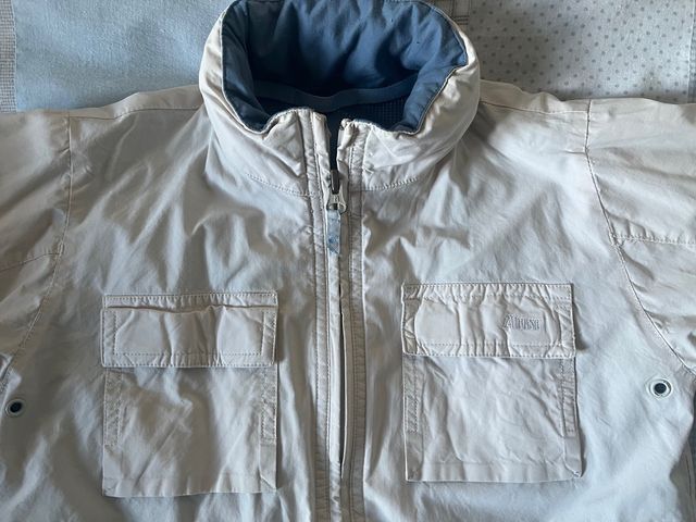 Cazadora cortavientos beige de Zara