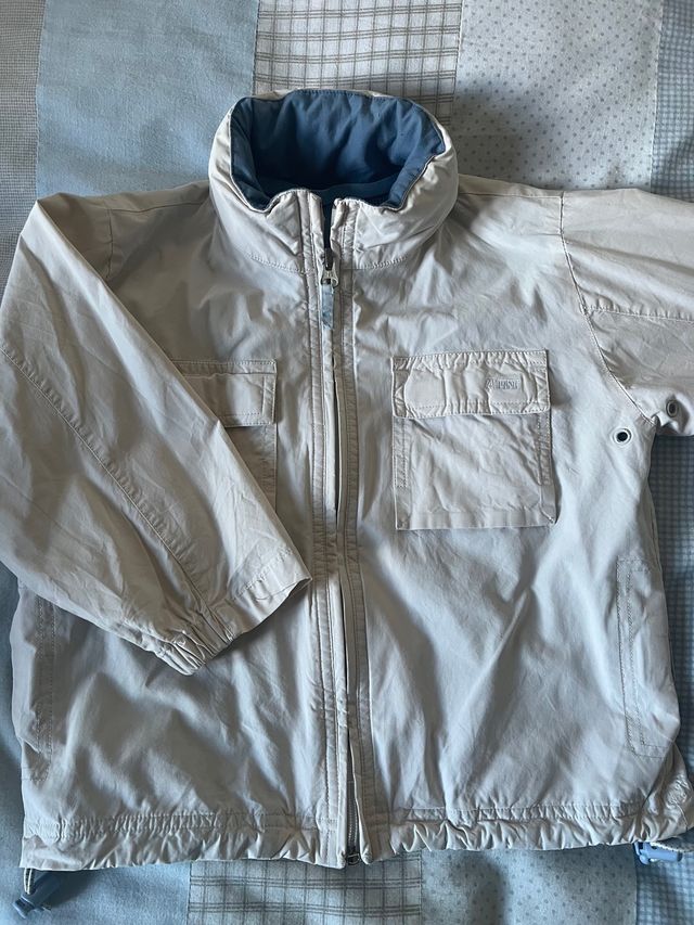 Cazadora cortavientos beige de Zara