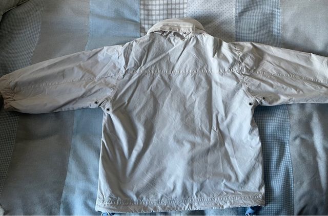 Cazadora cortavientos beige de Zara