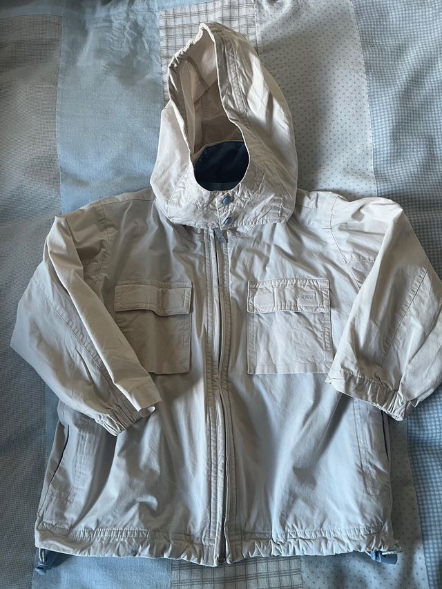 Cazadora cortavientos beige de Zara