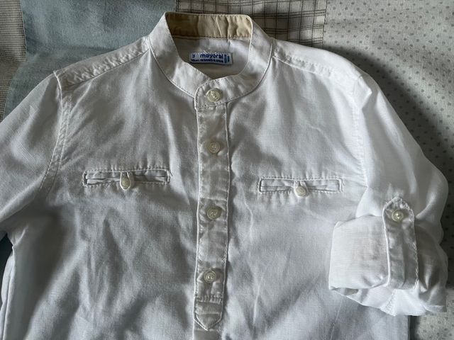 Camisa blanca cuello maho de Mayoral