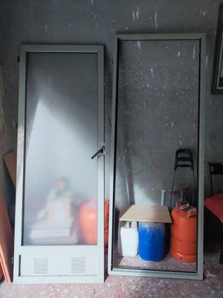 Puerta de aluminio con marco