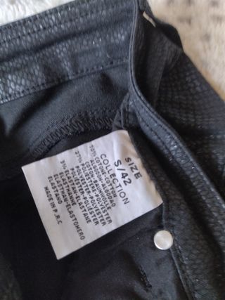 Pantalones pitillo negros con brillo