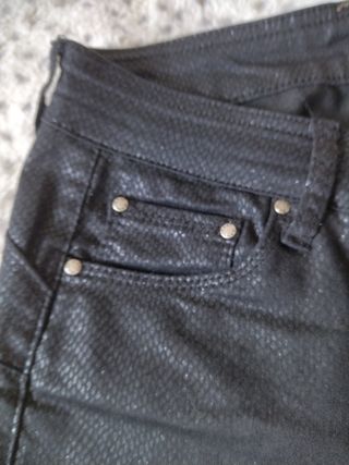 Pantalones pitillo negros con brillo