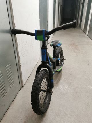 Bicicleta 12" sin pedales.