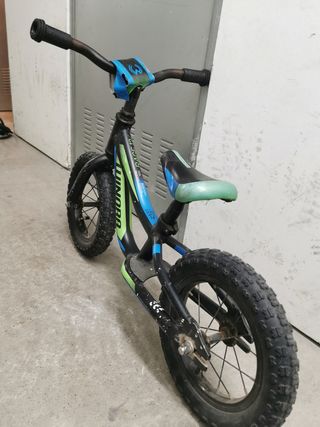 Bicicleta 12" sin pedales.