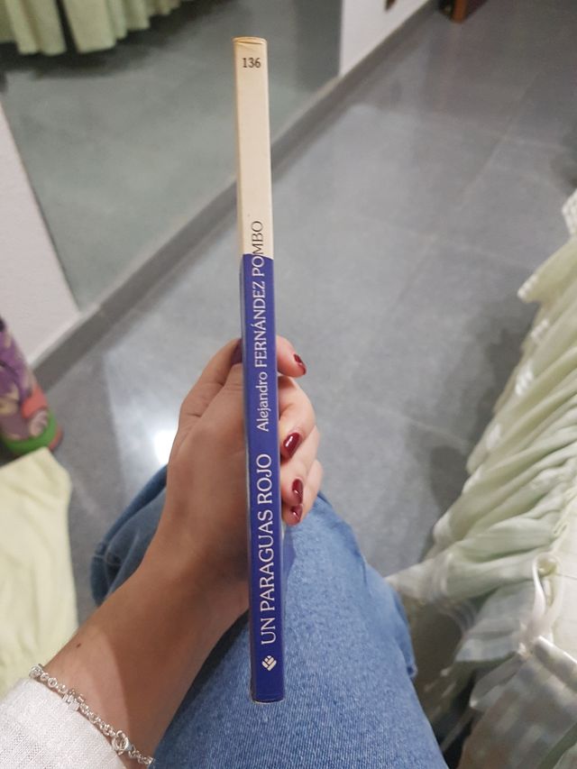 Libro un paraguas rojo