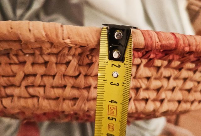 Cesto di paglia fatto a mano 