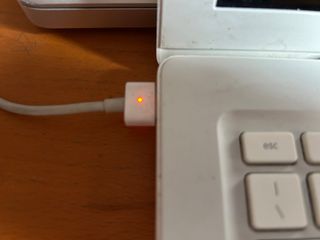 MacBook bianco Intel Core 2 Duo 2,4 GHz