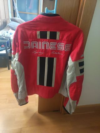 Chaqueta Dainese de moto para mujer.