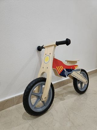 Bicicleta retro sin pedales de madera