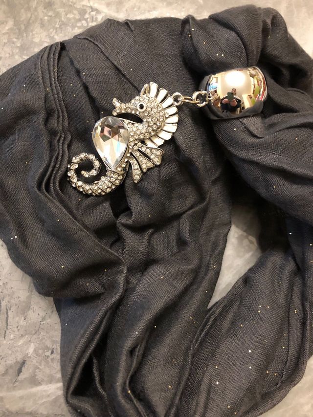 Sciarpa con gioiello