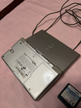 Nintendo DS con funda y 1 juego