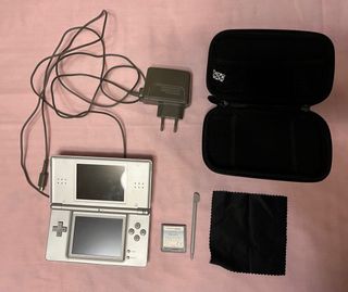 Nintendo DS con funda y 1 juego
