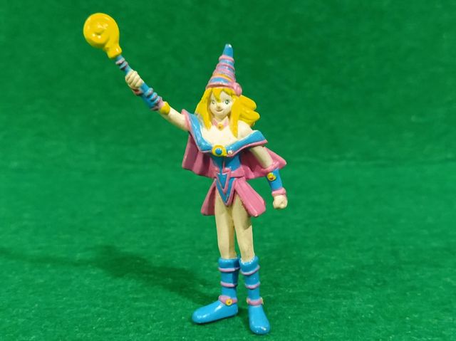 Minifigura Yu-Gi-Oh! - Dark Magician Girl (2002).