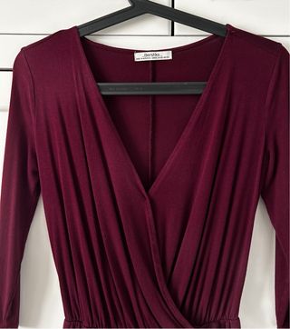 Mono Bershka burdeos.