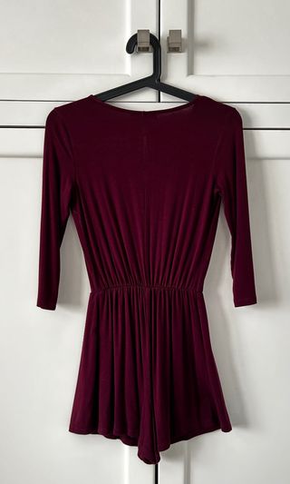 Mono Bershka burdeos.