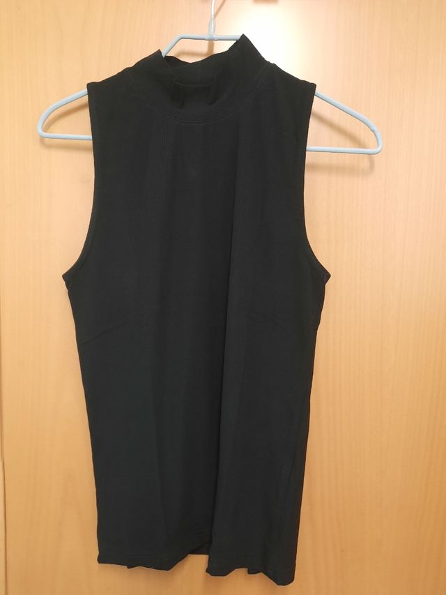Camiseta sin mangas cuello alto negro