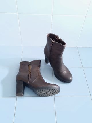 Stivaletti marroni con tacco, numero 39