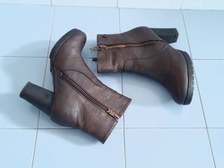 Stivaletti marroni con tacco, numero 39