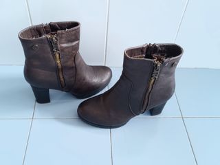 Stivaletti marroni con tacco, numero 39