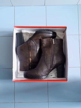 Stivaletti marroni con tacco, numero 39