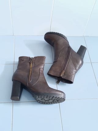 Stivaletti marroni con tacco, numero 39