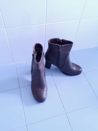 Stivaletti marroni con tacco, numero 39