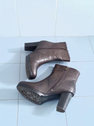 Stivaletti marroni con tacco, numero 39