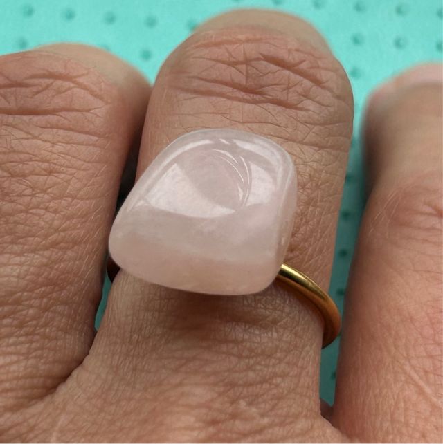 Anillo cuarzo rosa y acero dorado