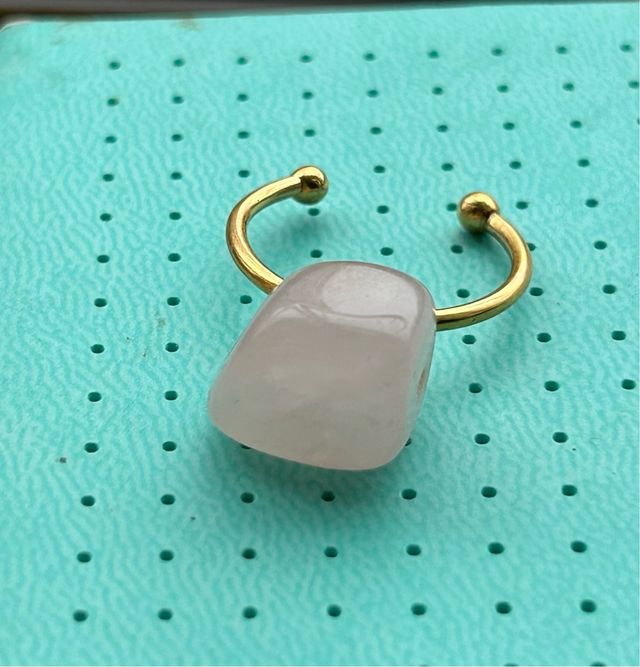 Anillo cuarzo rosa y acero dorado