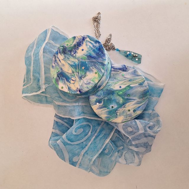 cofre artesanal con pañuelo de seda y colgante.